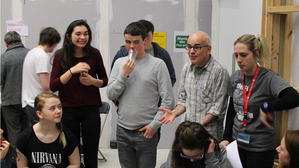 Arwel Gruffydd yn siarad â'r cast