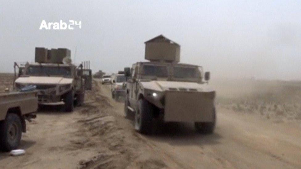 Yemeni pro-government fighters travel in armoured vehicles during fighting in Hudaydah (18 December 2018)