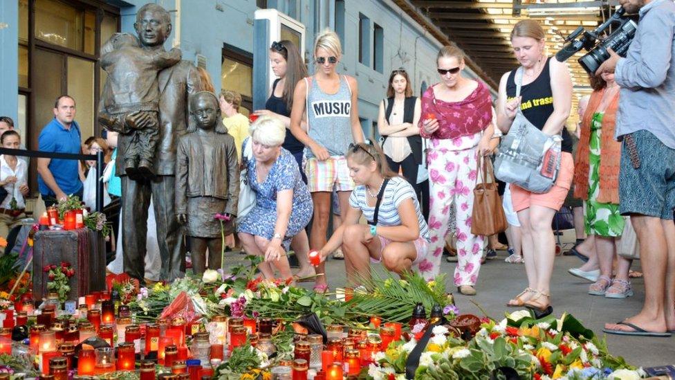 Sir Nicholas Winton statue