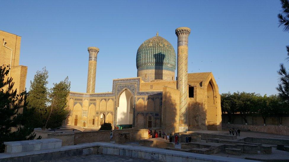 Beddrod Gūr-e Amīr yn Samarkand, Uzbekistan