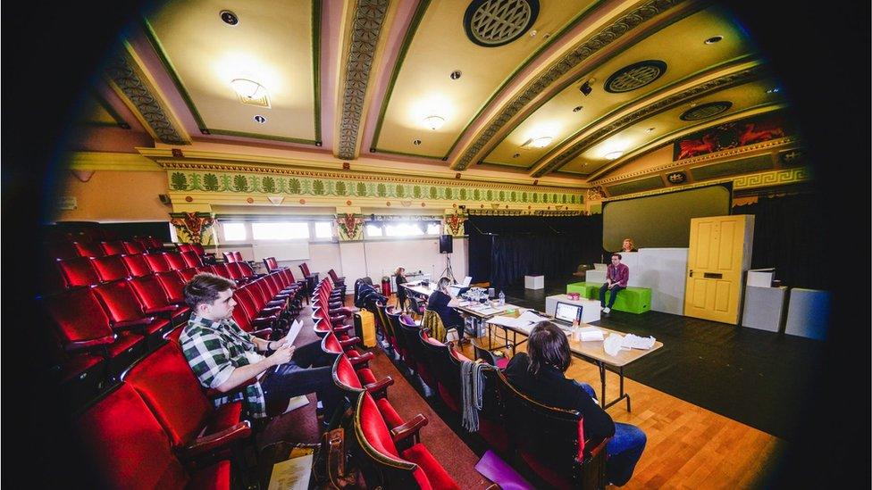 Tu mewn i Theatr y Glowyr, Rhydaman yn 2018