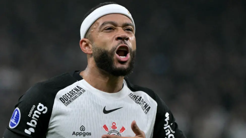 Depay acepta una reducción salarial para permanecer en Corinthians.