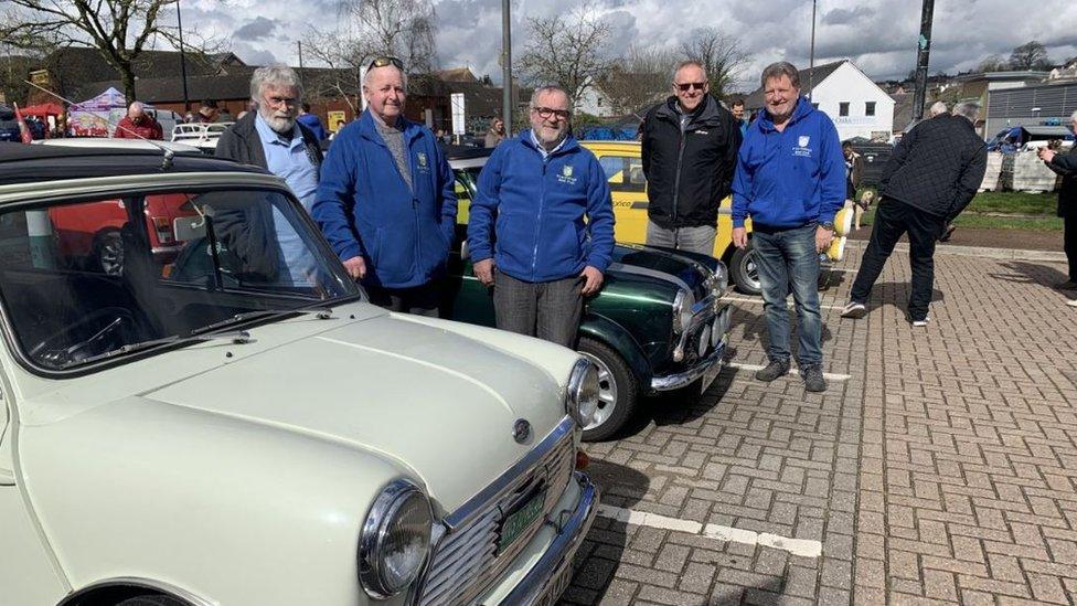 Five Valleys Mini Club next to their cars