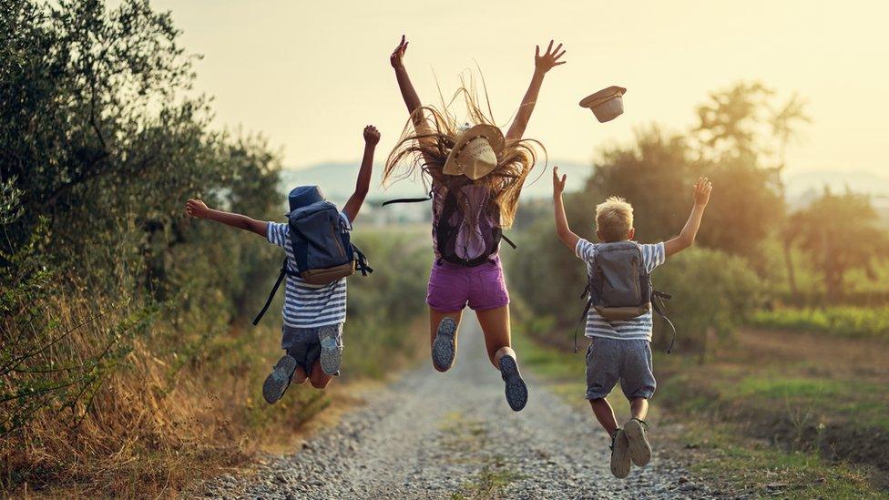 nature-kids-hiking.