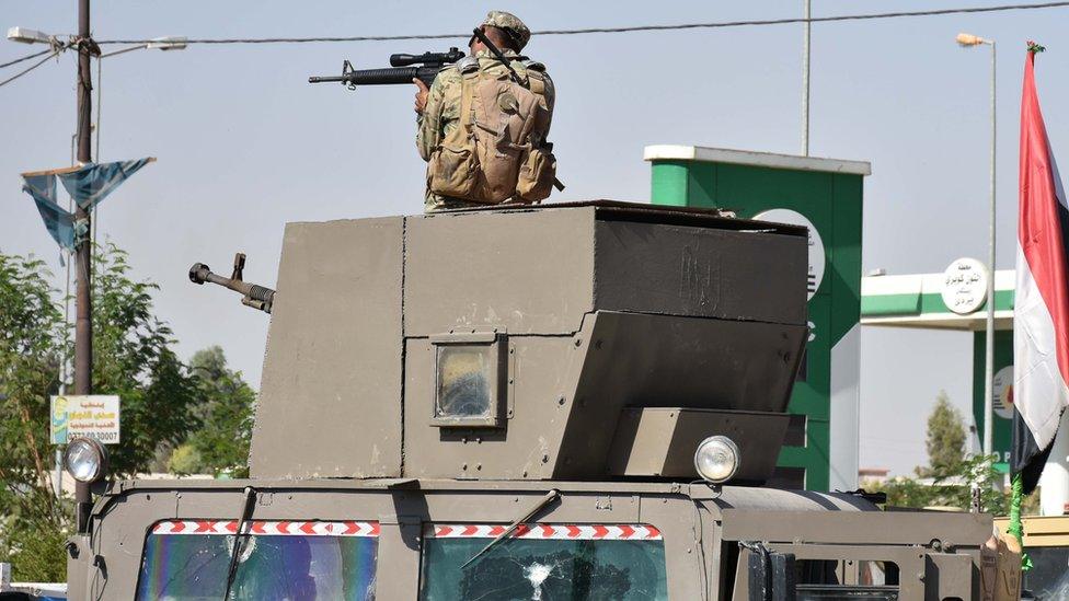 A fighter loyal to the Iraqi government aims his rifle in the Alton Kupri area, 20 October