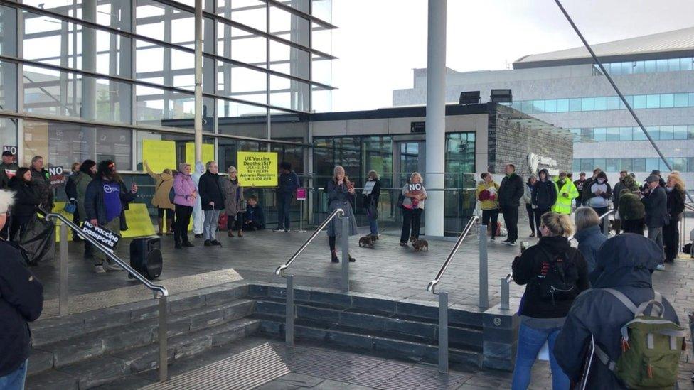 Mae dwsinau o bobl yn protestio'n erbyn y cynlluniau tu allan i'r Senedd