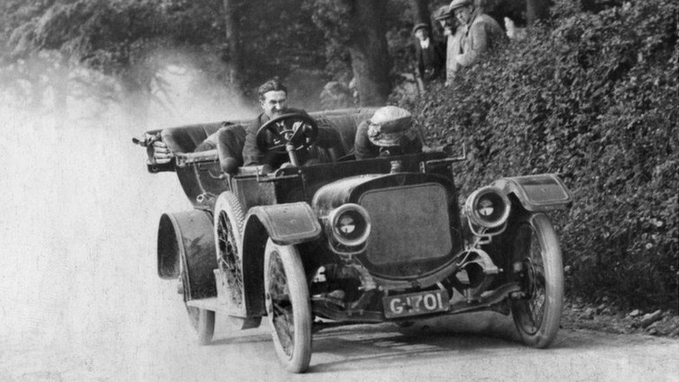 Rasio mynydd mewn car o'r 1920au