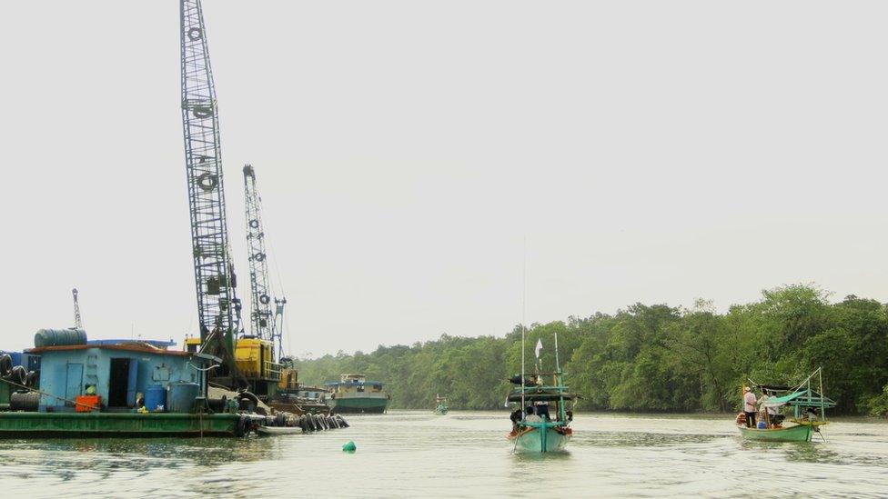 Sand mining crane on the Andoung Teuk river