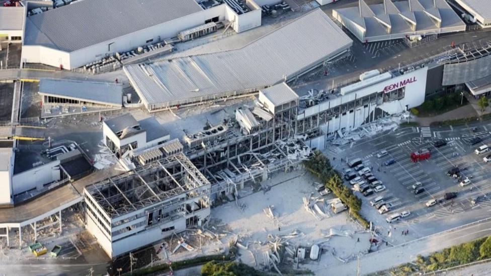 People trapped inside Japan shopping centre after earthquake - BBC News