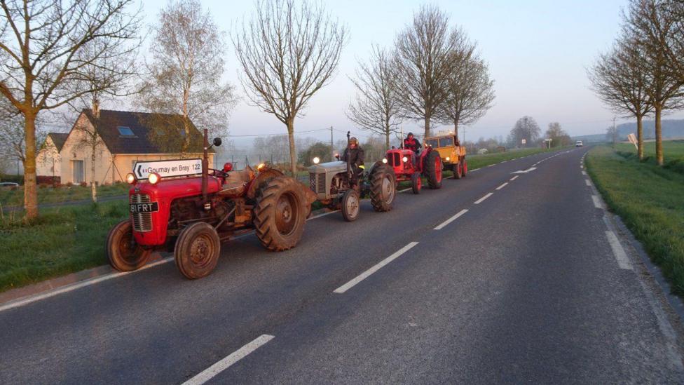Chailey: Vintage tractor convoy to cross the Channel - BBC News