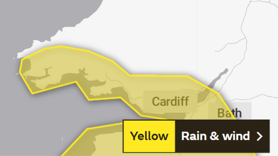 Gallai'r tywydd gael effaith ar gyflenwadau trydan, medd y Swyddfa Dywydd