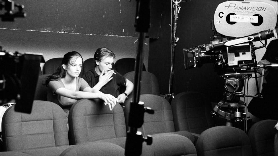 Eva Green et Michael Pitt on the set of The Dreamers