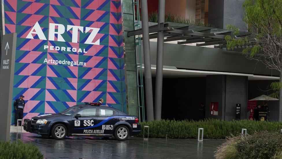 Mexican police stand guard outside a shopping mall in Mexico City on July 25, 2019 where two Israelis suspected of mafia links were shot dead