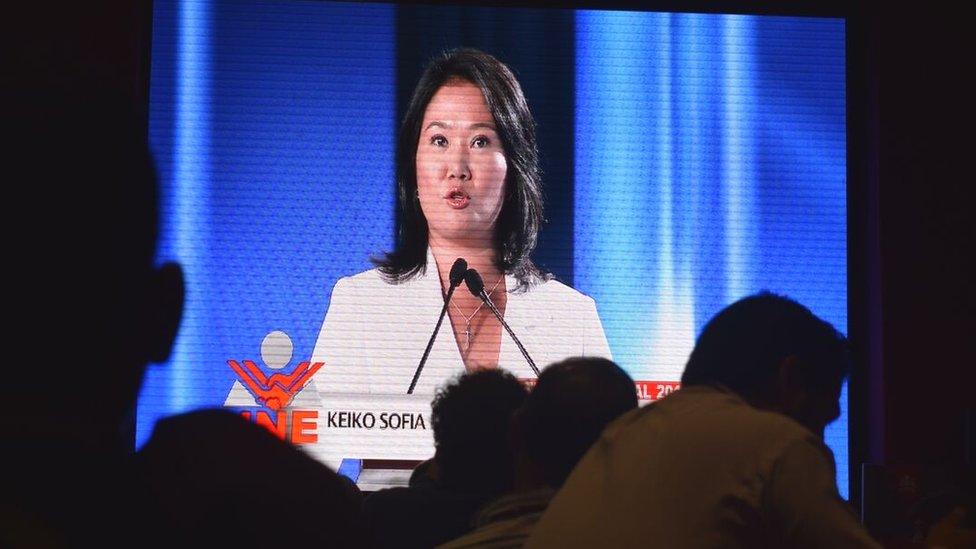 Peruvians look on as Keiko Fujimori delivers a speech during a live television debate in Lima (3/4/16)