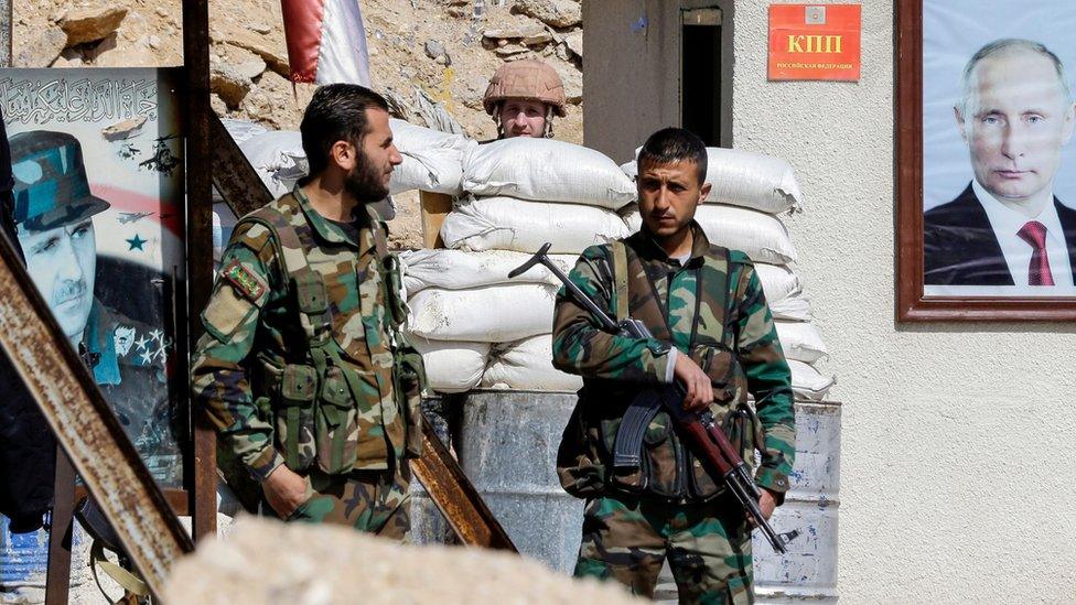 Syrian government forces stand at the al-Wafideen checkpoint, on the edge of the besieged rebel-held Eastern Ghouta area (1 March 2018)