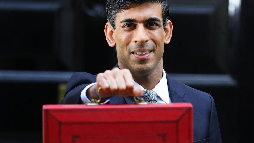 Rishi-Sunak-holds-the-Budget-briefcase.