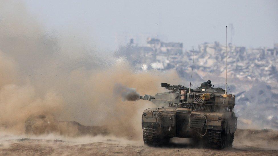 An Israeli tank fires towards Gaza from southern Israel (27 December 2023)