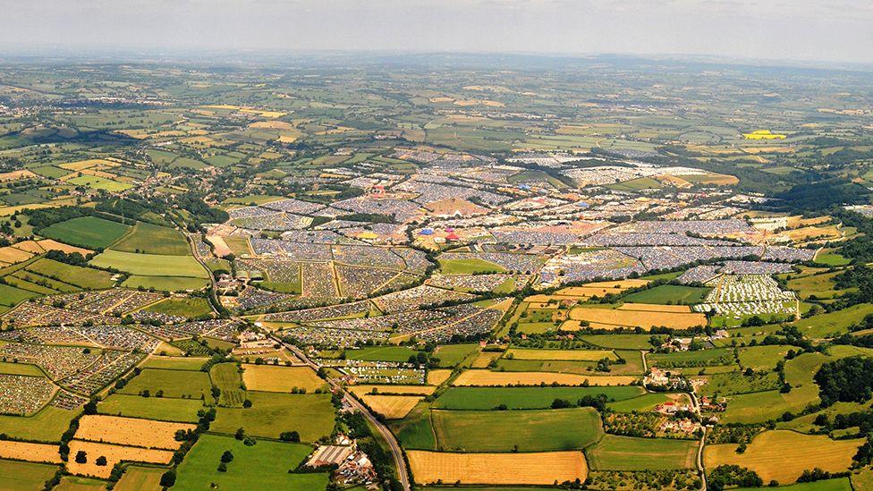 Llun o'r awyr o safle Glastonbury