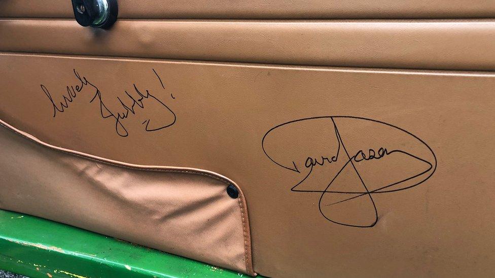 Signed van door