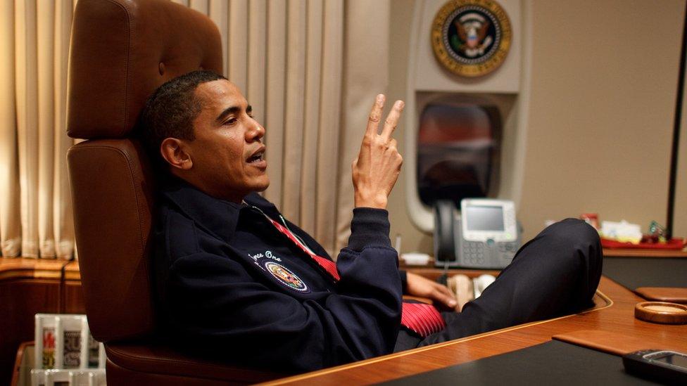 Barack-Obama-wearing-his-Air-Force-One-jacket