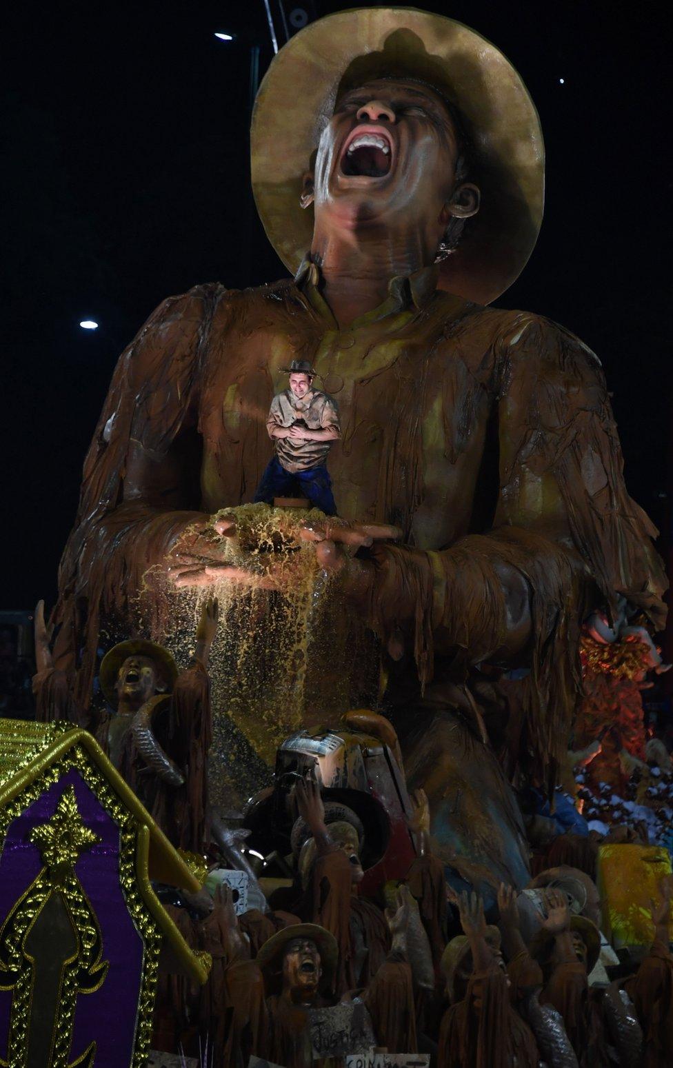 Portela's carnival float tackling the mining disaster