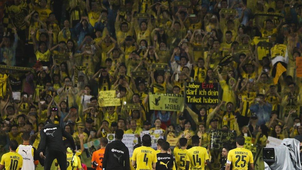 Borussia Dortmund players salute fans in China