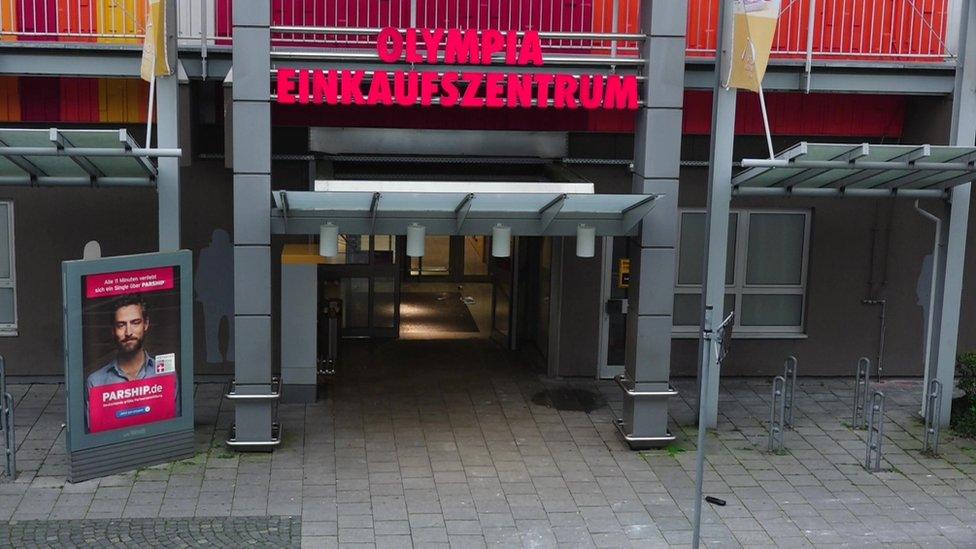 Entrance to the shopping centre