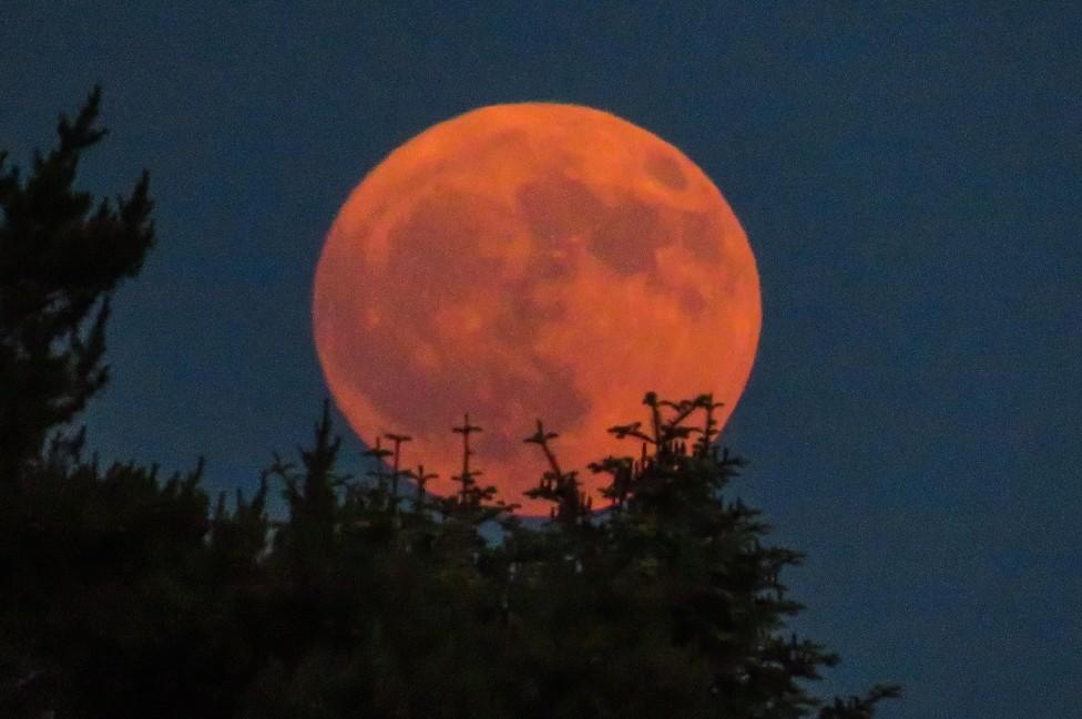 Strawberry Moon seen from Overseal, Derbyshire