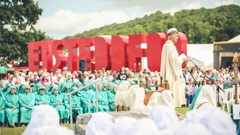 Yr Archdderwydd newydd, Myrddin ap Dafydd, yn arwain y seremoni Urddo am y tro cyntaf. // The new Archdruid, Myrddin ap Dafydd, gets his inaugural Gorsedd ceremony under way.