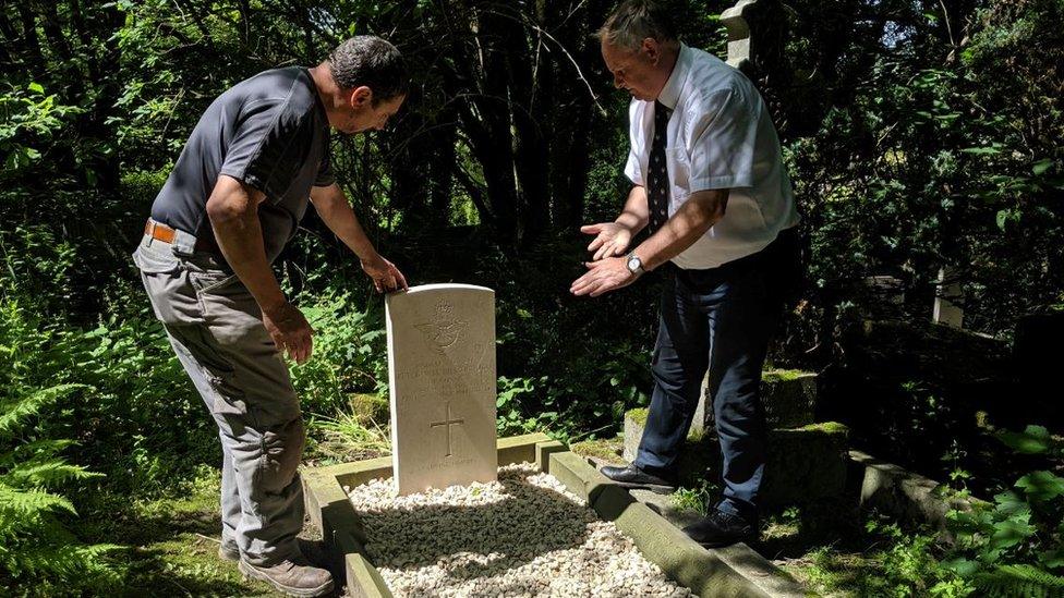 Military graves at Hirst Wood