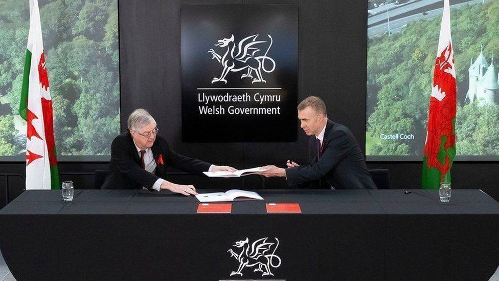 cytundeb cydweithio rhwng Llafur a Phlaid Cymru, sydd bellach wedi dod i ben