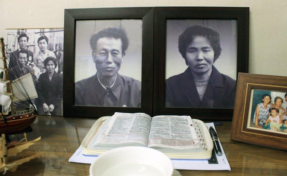 Song Byeok's alter to his late parents