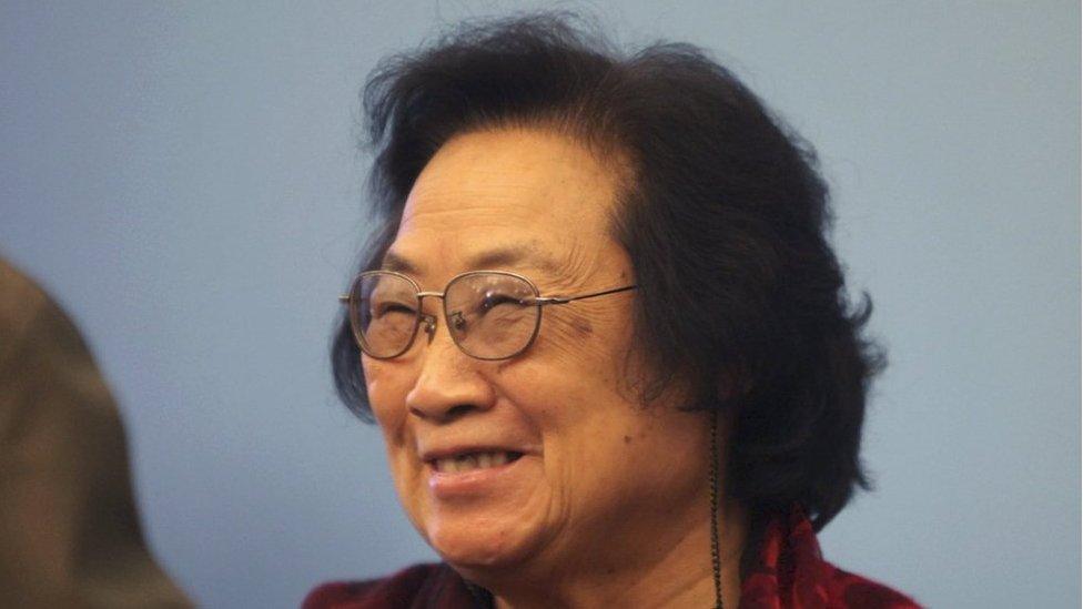 Pharmacologist Tu Youyou attends a award ceremony in Beijing, November 15, 2011. William Campbell, Satoshi Omura and Tu jointly won the 2015 Nobel prize for medicine or physiology for their work against parasitic diseases, the award-giving body said on 5 October 2015.