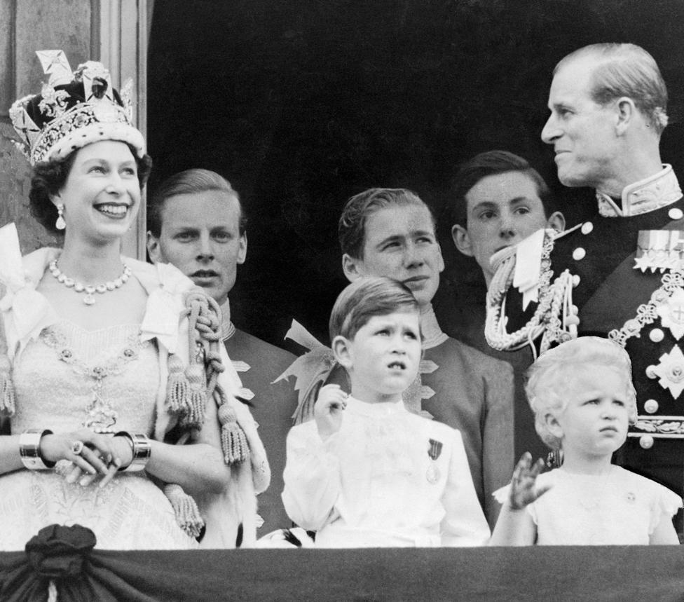 Teulu Brenhinol ar falconi Palas Buckingham yn 1953.