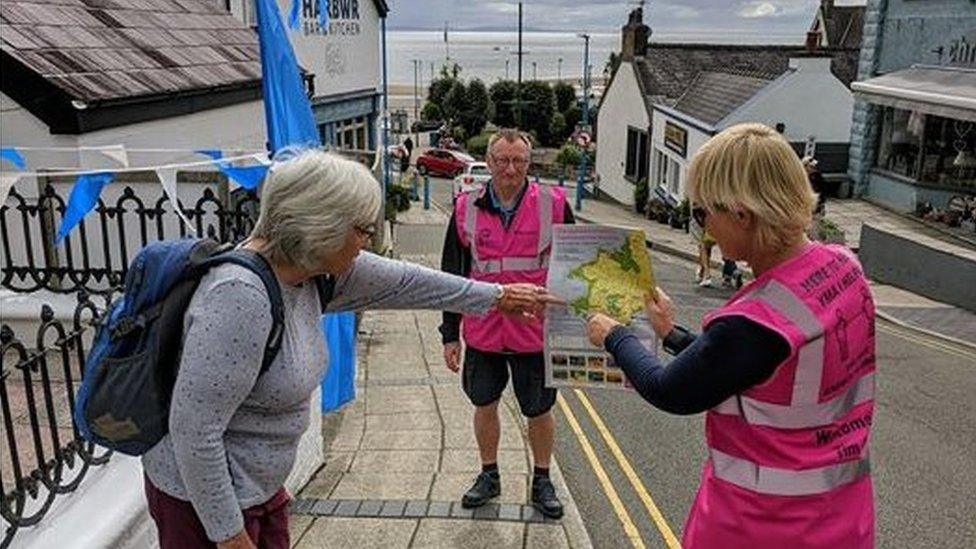 Swyddogion Croeso yn gweithio yn Saundersfoot