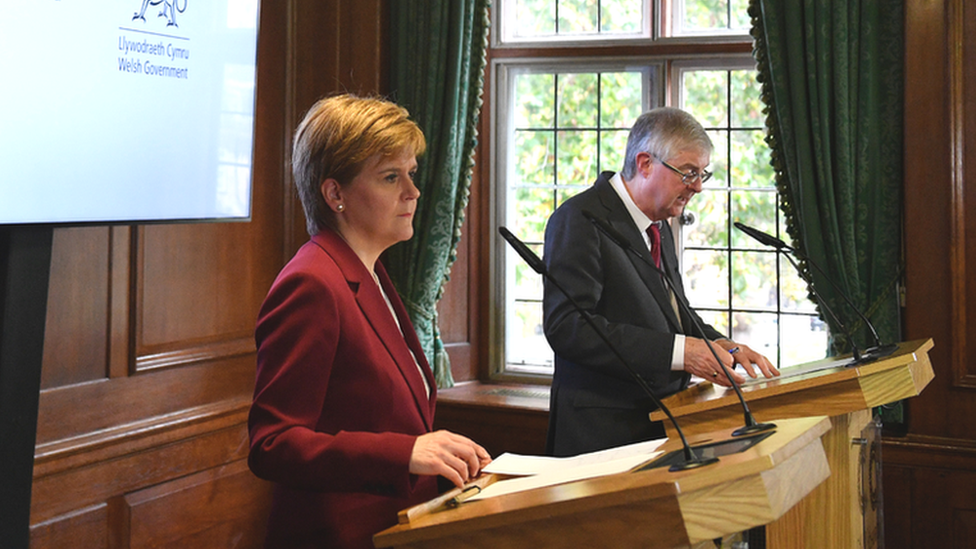 Nicola Sturgeon a Mark Drakeford