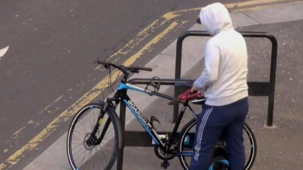 Bike theft in Glasgow caught on CCTV