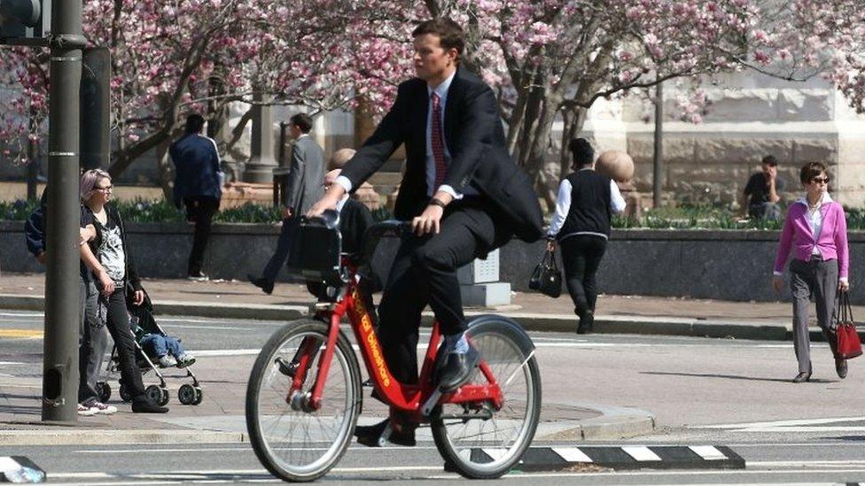 A man rides a bicycle along Pennsylvania Ave in Washington (16 March 2016)