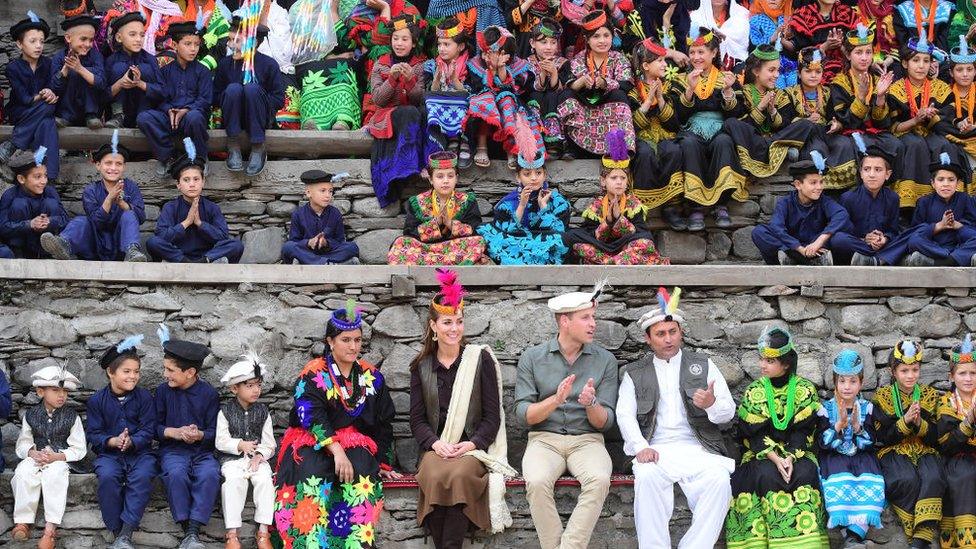 duke-and-duchess-of-cambridge-with-kalash-people.