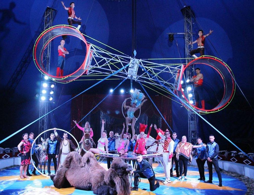 Circus Mondao performers