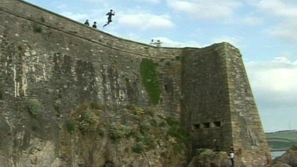 Person ''tomb stoning'' - still from social media footage