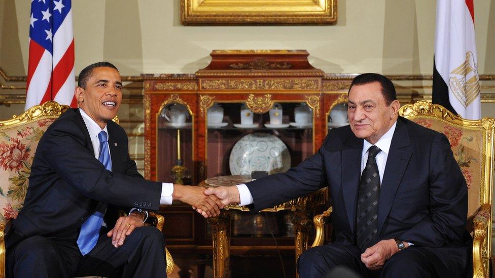 US President Barack Obama (L) shakes hands with his Egyptian counterpart Hosni Mubarak during a bilateral meeting at the presidential palace in Cairo on 4 June 2009