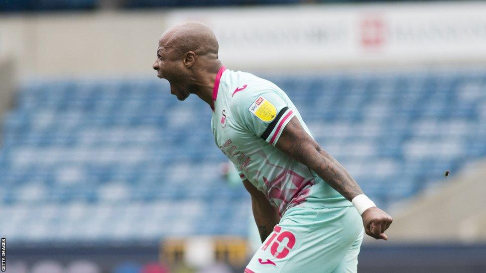 Andre Ayew yn dathlu sgorio i'r Elyrch