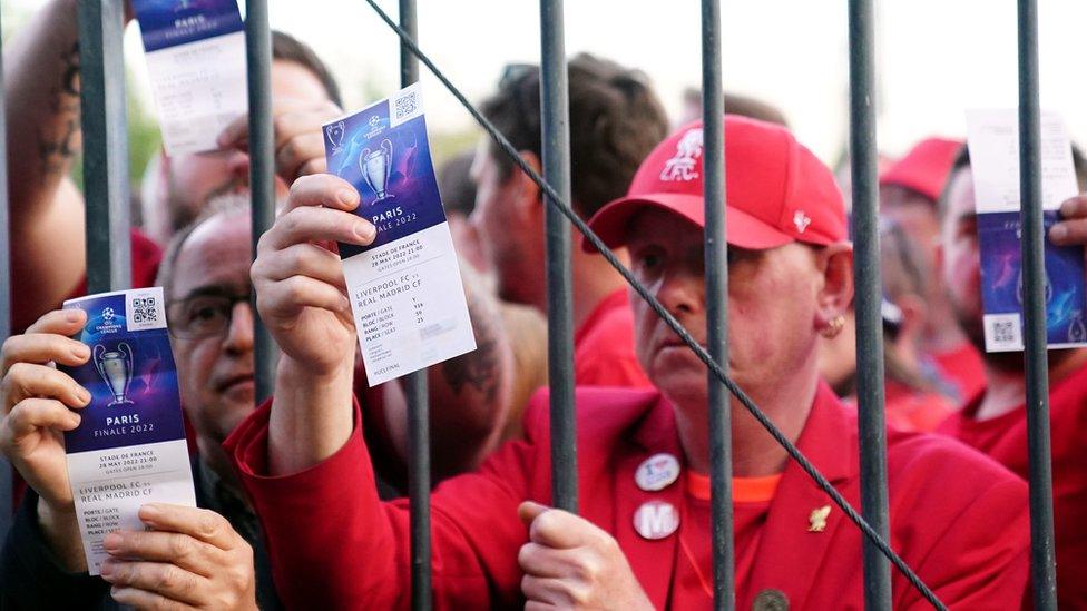 liverpool-fans-outside-stade-de-france