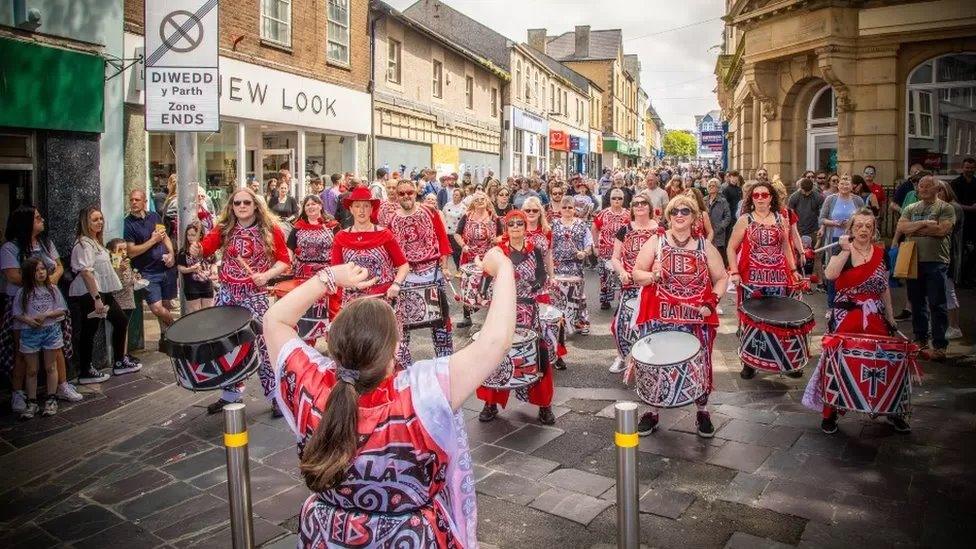 Band Batala Bangor ar Stryd y Llyn