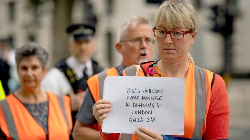 Insulate Britain attempt to hand its letter in at Downing Street