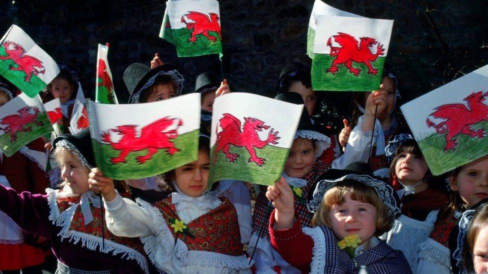 Chwifio'r ddraig goch i groesawu Tywysog William wnaeth rhai o blant yn Llandaf yn 1991