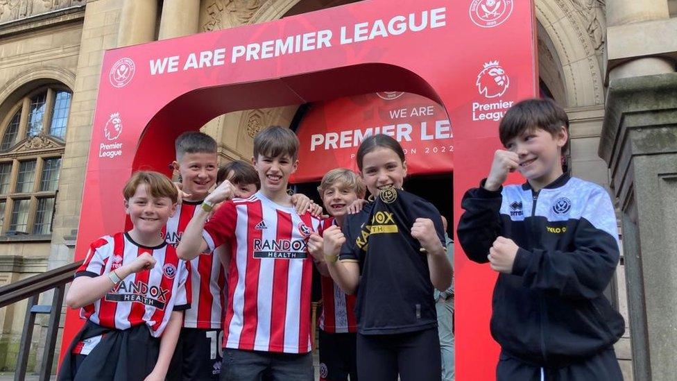 Young fans on the steps of the town hall