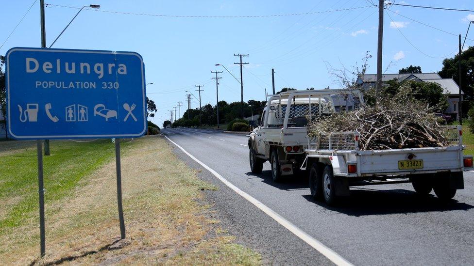 Population sign in Delungra