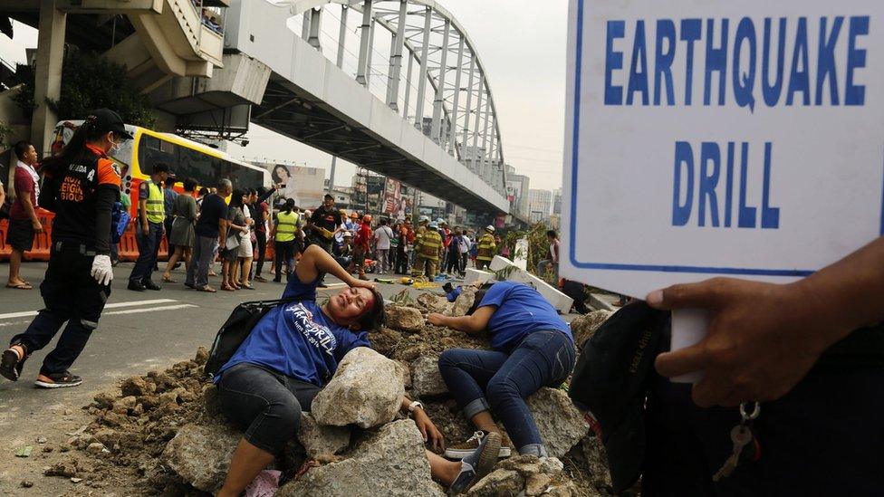 Filipino mock victims wait for rescue during an earthquake preparedness drill in Makati city, south of Manila, Philippines, 22 June 2016.